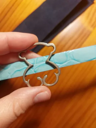 Pulsera azul con detalle osito plata.