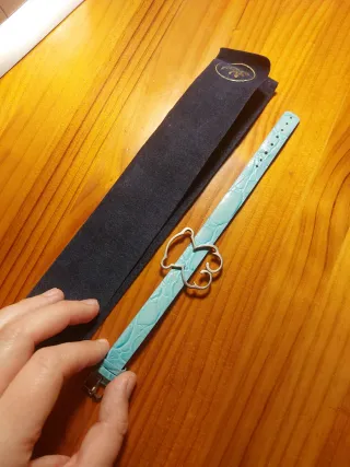 Pulsera azul con detalle osito plata.