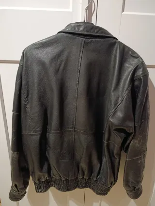 Cazadora de piel negra