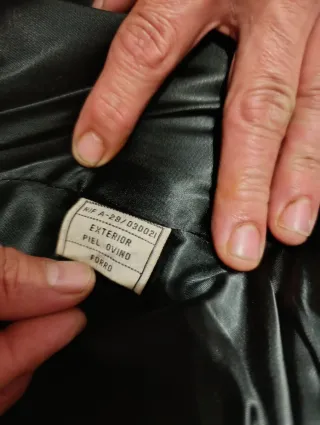 Cazadora de piel negra