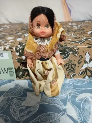 Muñeca de porcelana vestida