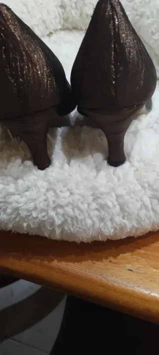 Zapatos de fiesta Tres Damas marrones y dorados