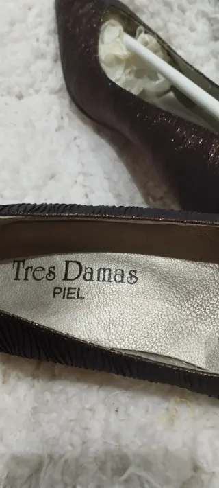 Zapatos de fiesta Tres Damas marrones y dorados