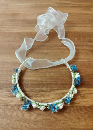 Corona de flores azul turquesa y beige