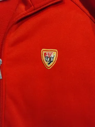Chaqueta deportiva roja y blanca