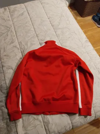 Chaqueta deportiva roja y blanca