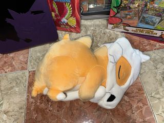Peluche Pokémon Cubone Tumbado con lágrima