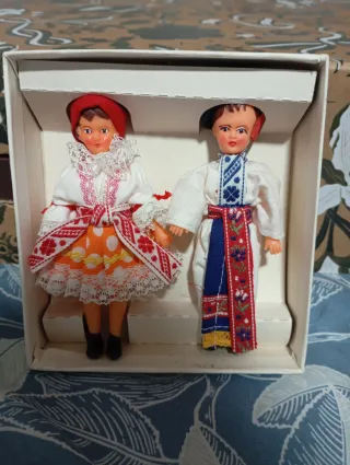Muñecas de porcelana vestidas