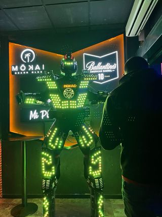 Robot LED + Chispas Frías , Pistola cO2 animación.