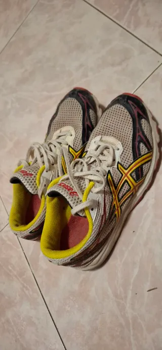 Zapatillas Asics Voladoras Blancas y Amarillas