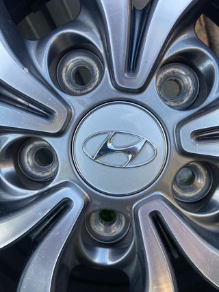Juego 4 llantas originales Hyundai 16” + neumático