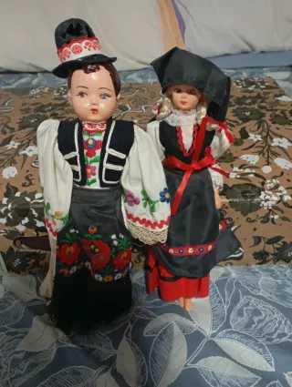 Muñecas de porcelana vestidas