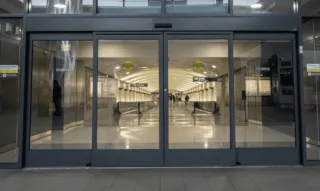 Puerta automática de cristal