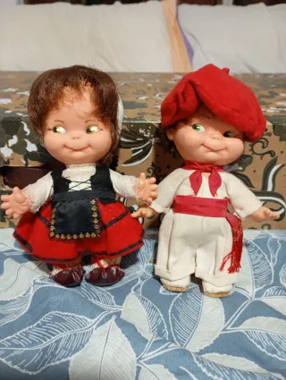 Muñecas de porcelana vestidas