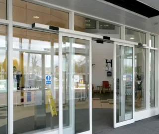 Puerta automática de cristal