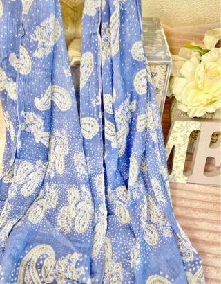 Pashmina azul y blanca con estampado