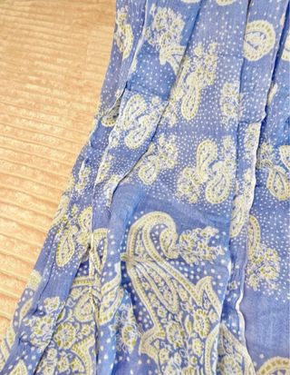 Pashmina azul y blanca con estampado