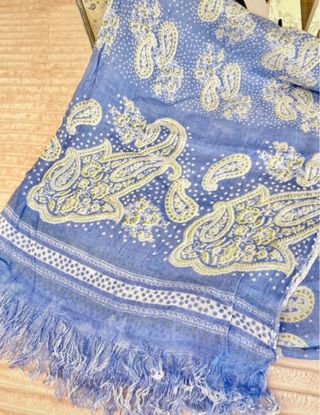 Pashmina azul y blanca con estampado