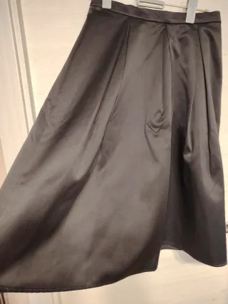 Falda negra midi con cremallera