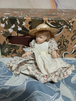 Muñeca de porcelana con sombrero