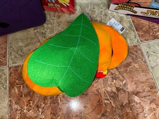 Peluche Pokemon Charmander debajo de la oja
