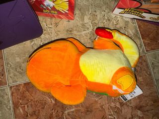 Peluche Pokemon Charmander debajo de la oja