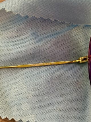 Gafas de sol rosas con montura dorada