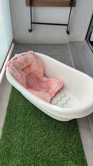Bañera Ikea con cojín para bebé