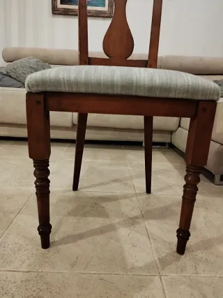 Sillas estilo colonial de madera  Recién tapizadas