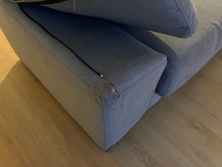 Sofá de cuatro plazas muy amplio y cómodo.