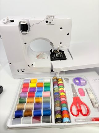 Máquina de coser eléctrica + kit hilos