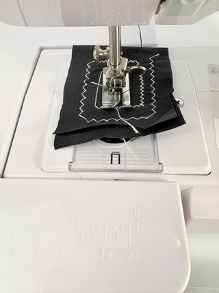 Máquina de coser eléctrica + kit hilos