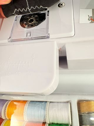 Máquina de coser eléctrica + kit hilos