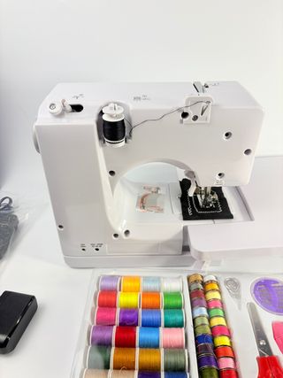 Máquina de coser eléctrica + kit hilos