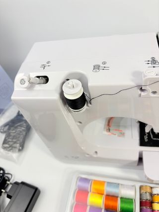 Máquina de coser eléctrica + kit hilos