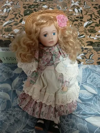 Muñeca de porcelana con sombrero