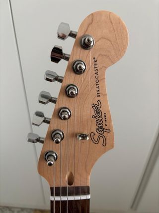 Guitarra Eléctrica Squier Stratocaster Negra