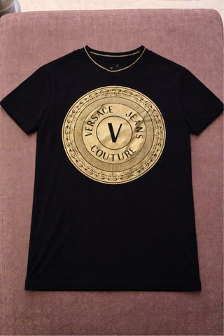 Camiseta Negra y Dorada