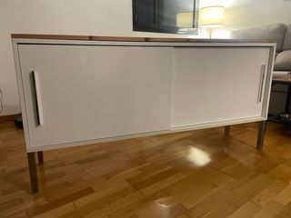 Mueble bajo moderno blanco y madera