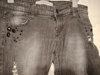 Pantalón tejano desgastado con tachuelas