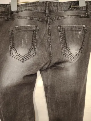 Pantalón tejano desgastado con tachuelas
