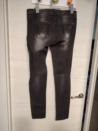 Pantalón tejano desgastado con tachuelas