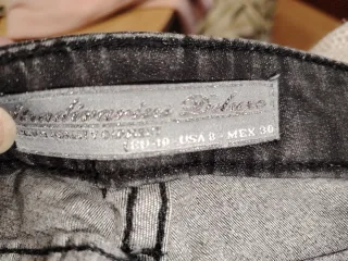 Pantalón tejano desgastado con tachuelas
