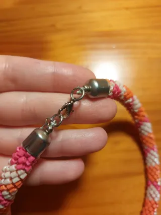 Collar trenzado tonos rosas y naranjas