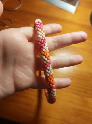 Collar trenzado tonos rosas y naranjas