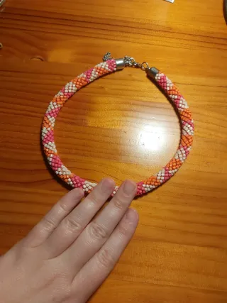 Collar trenzado tonos rosas y naranjas