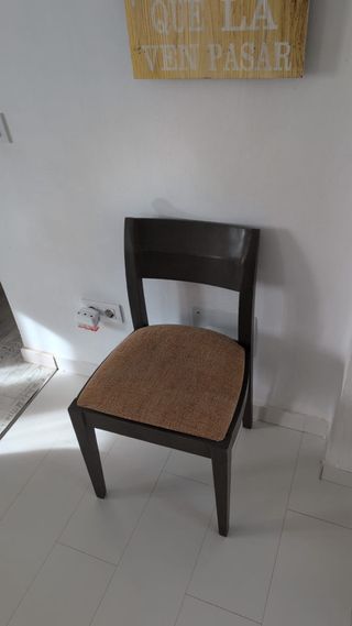 2 sillas iguales de madera y tela