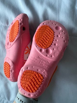 Chinelos de piscina infantis cor-de-rosa