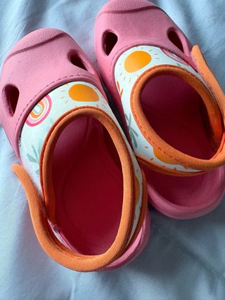 Chinelos de piscina infantis cor-de-rosa