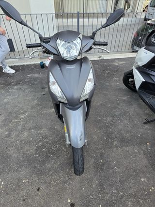 Honda Vision 110 Scooter Negra
